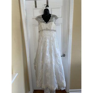 Davids Bridal Wedding Dress Lace V-Neck Train Button Back Beaded Belt Cap Sleeve